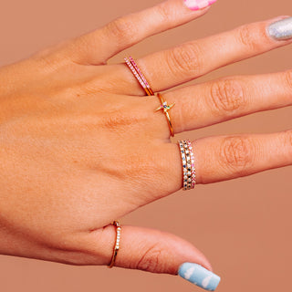 Stapelbare bar ring met roze saffieren