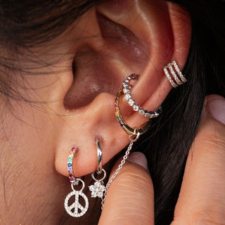 Enkele Bezel Ear Cuff in geelgoud met diamanten