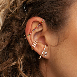 Rainbow Ear Bar in geelgoud met gekleurde edelstenen